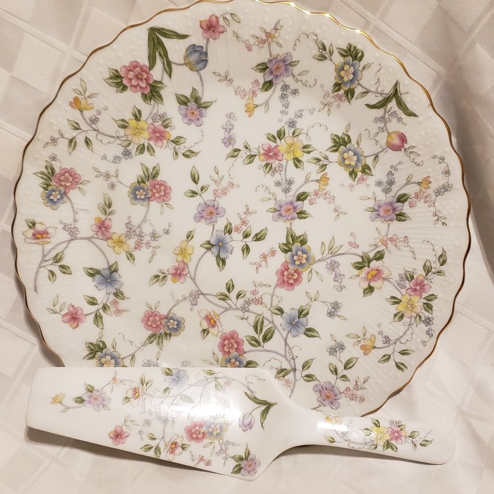Cake Platter with serving utensil, with flowery pattern, Corona, NWOT